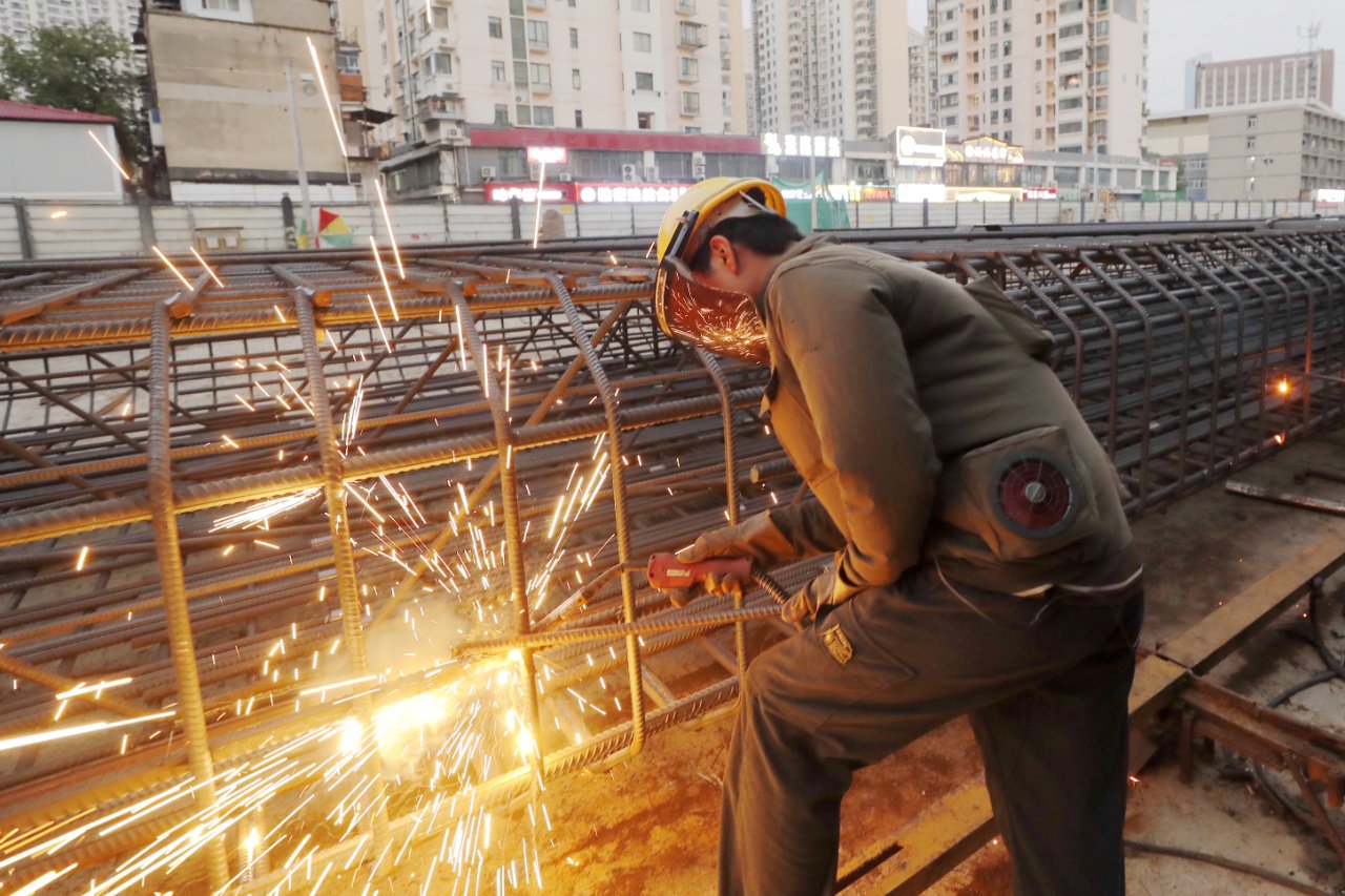 地铁工地焊工穿着风扇服焊接钢筋笼,有效避暑.袁永华 摄