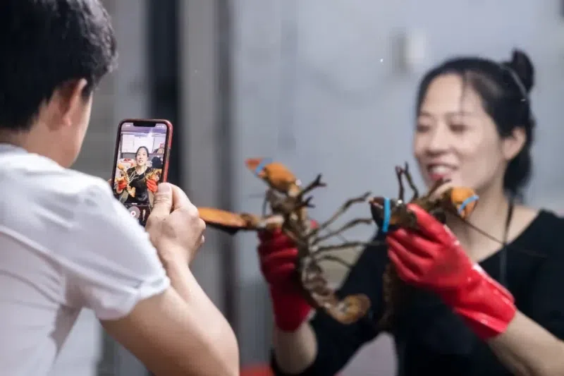 李园园在镜头前介绍海鲜