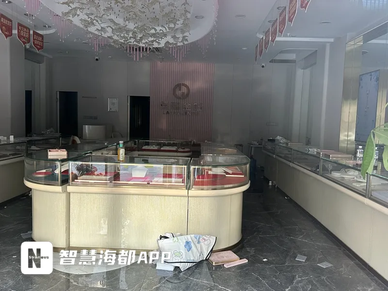 福州莱瑞金钰珠宝(王庄店)人去楼空,图片来源:海峡都市报