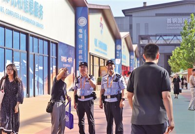 9月12日，首钢园，民警为市民指路。新京报记者 王贵彬 摄