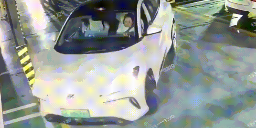 ▲智己LS6自动泊车事故