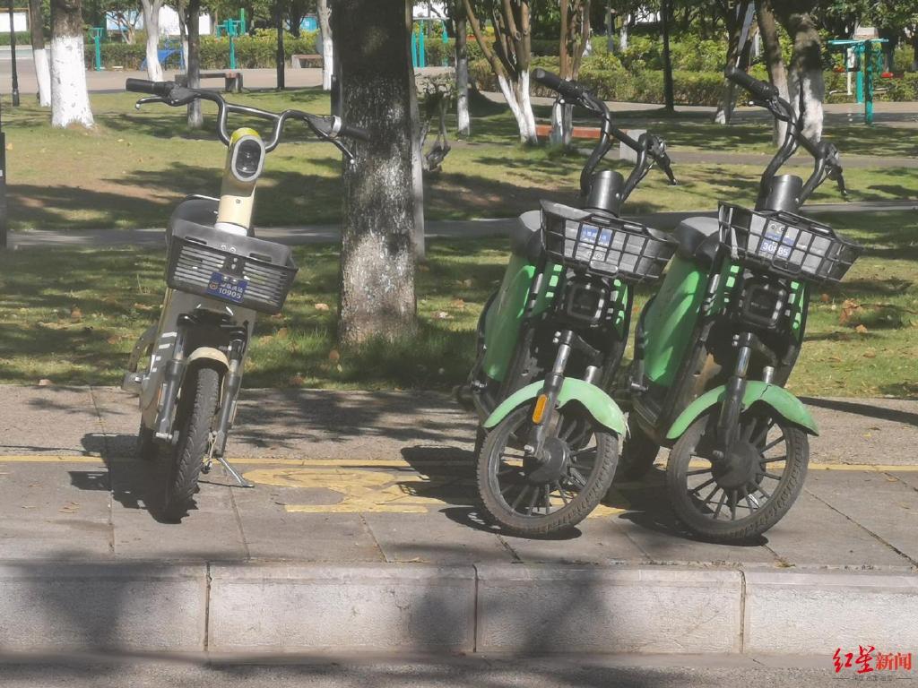 ▲蒙自街头的分享电单车