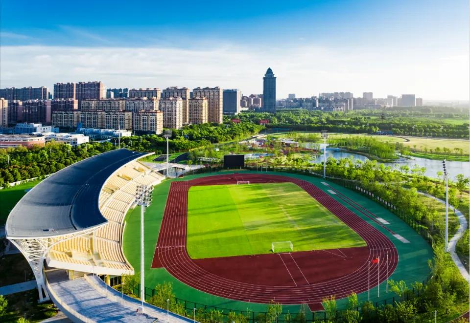 "全民健身中心开放以来,我和同学经常来这里来打球.