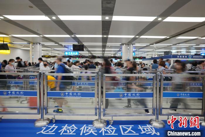 图为众多港澳旅客经深圳湾口岸出入境。(资料图深圳湾边检站供图)