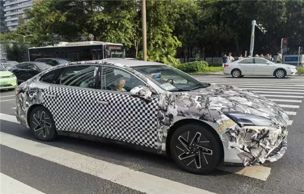 品牌首款中大型轿车！全新宝骏云光亮相街头：提供纯电插混两种动力-宝骏电轿最新款