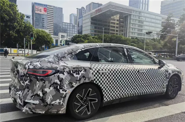 品牌首款中大型轿车！全新宝骏云光亮相街头：提供纯电插混两种动力-宝骏电轿最新款