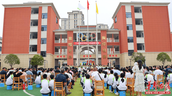 临澧县丁玲莲花学校召开九年级期初家长会