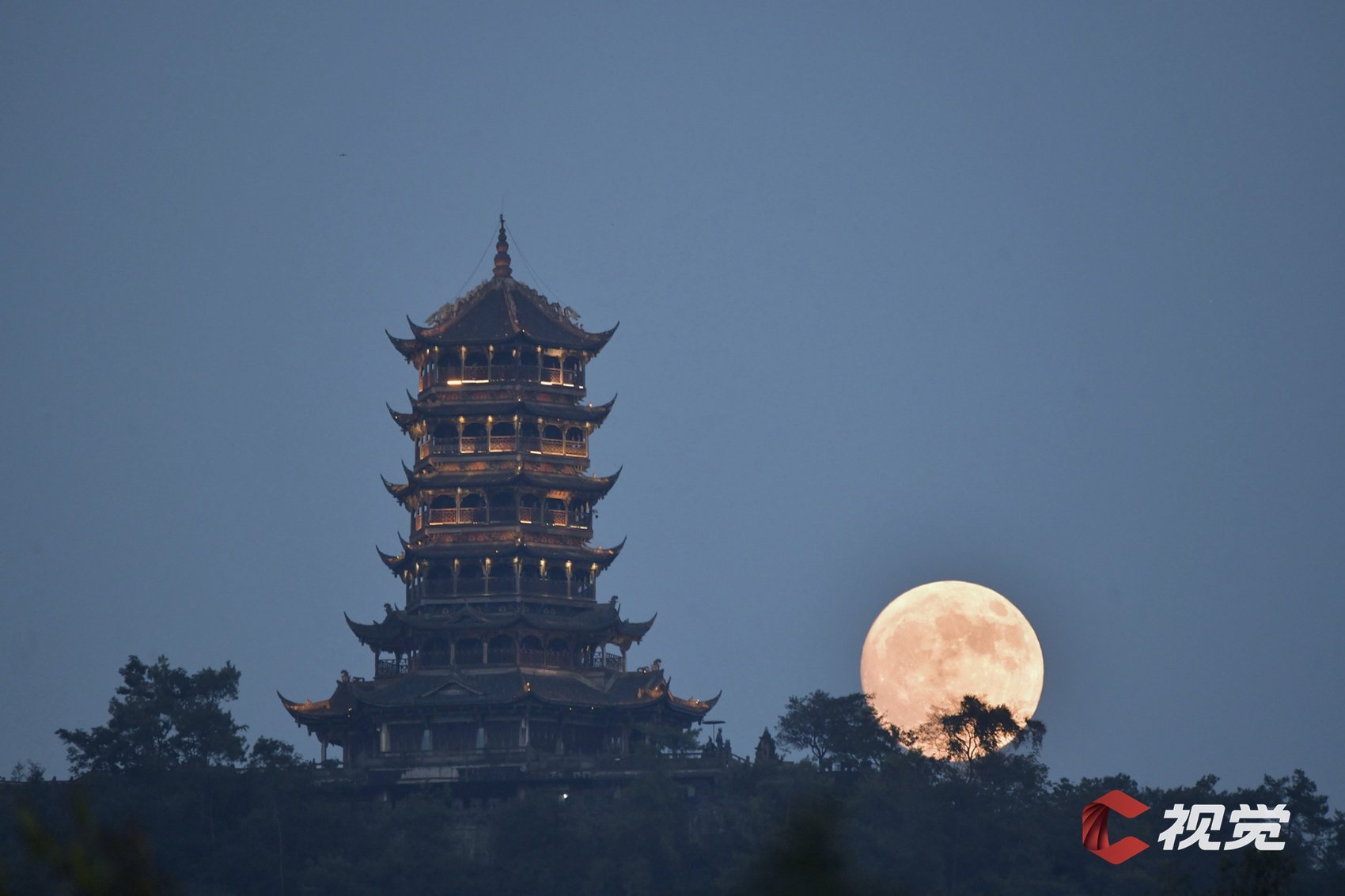 9月17日,都江堰市玉垒阁,中秋月刚刚升起. c视觉摄影师 陈琨 摄