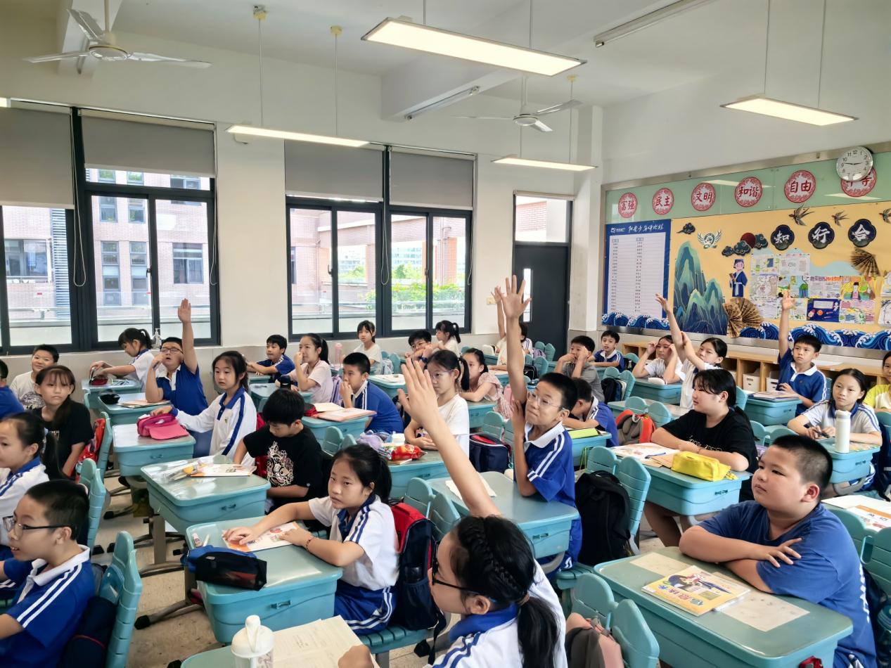 招行“青骑兵”走进多所学校开展“金融小课堂”活动