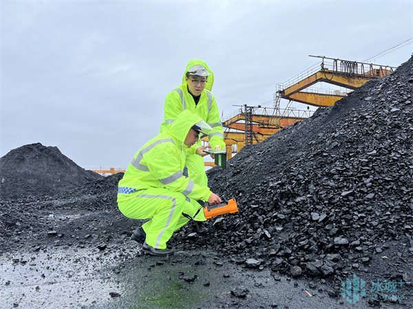 哈尔滨海关所属绥芬河海关关员对进口煤炭实施查验