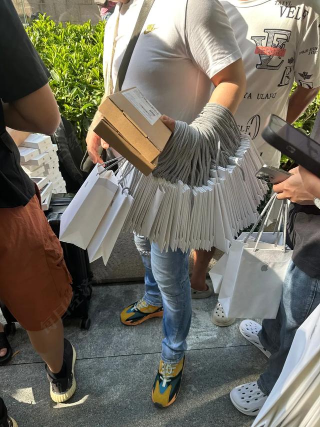 现场“黄牛”在收货 图片来源：每经记者 王晶 摄