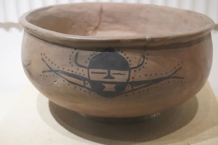 "人面鱼纹"彩陶盆