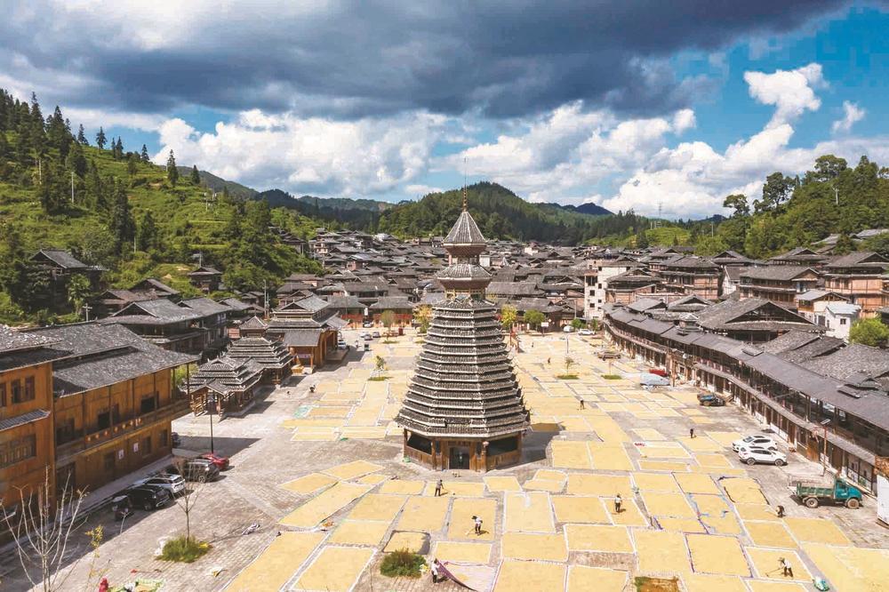 贵州省黔东南苗族侗族自治州从江县小黄村侗寨晒场,农户抢抓晴好天气