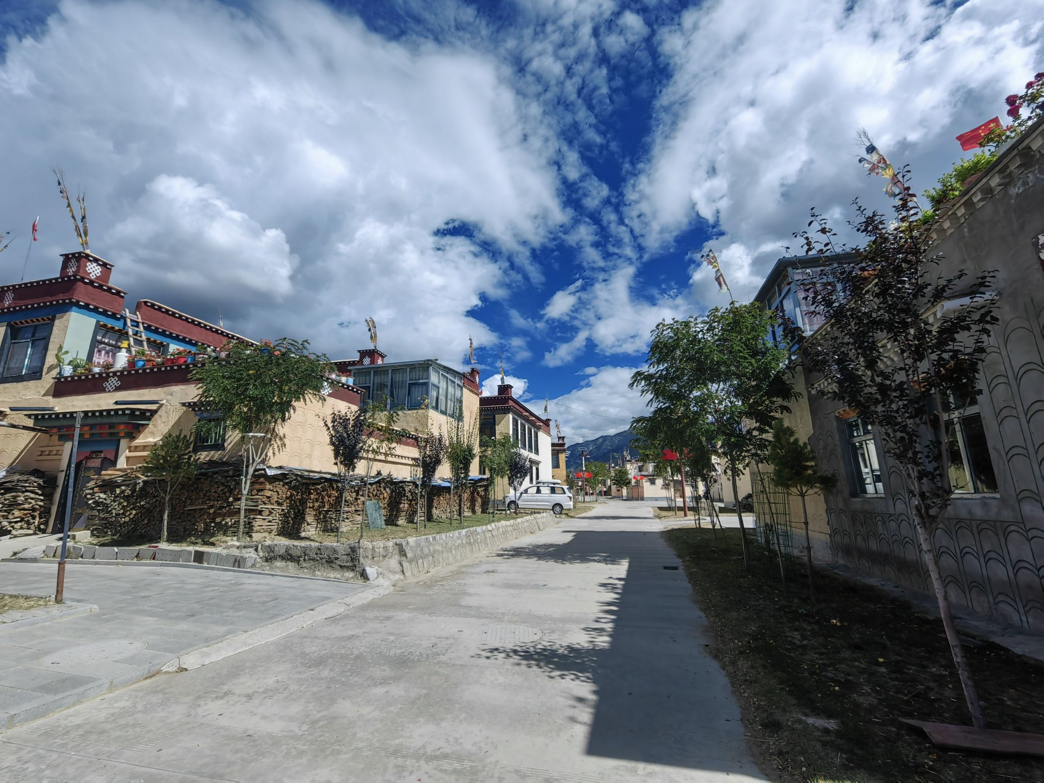 西藏山南市扎囊县阿扎乡章达村,搬迁后的村民住进了水泥框架结构的