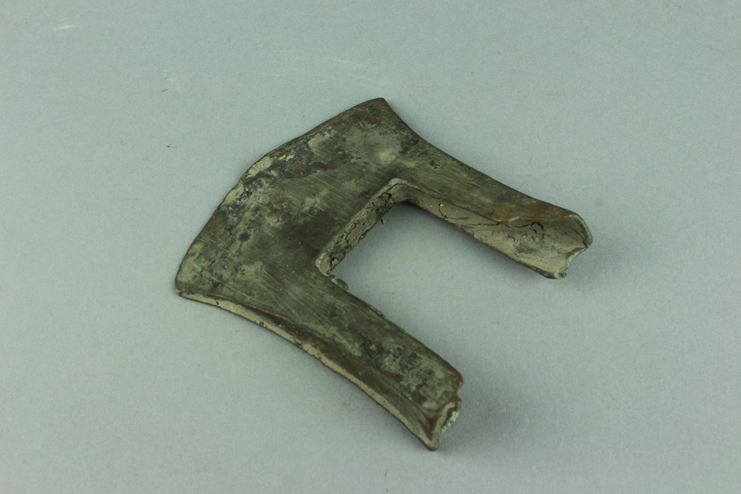 原来,乐观勤劳,善良可亲的劳动者高卷的裤腿,有力的双脚魁梧的身材,生