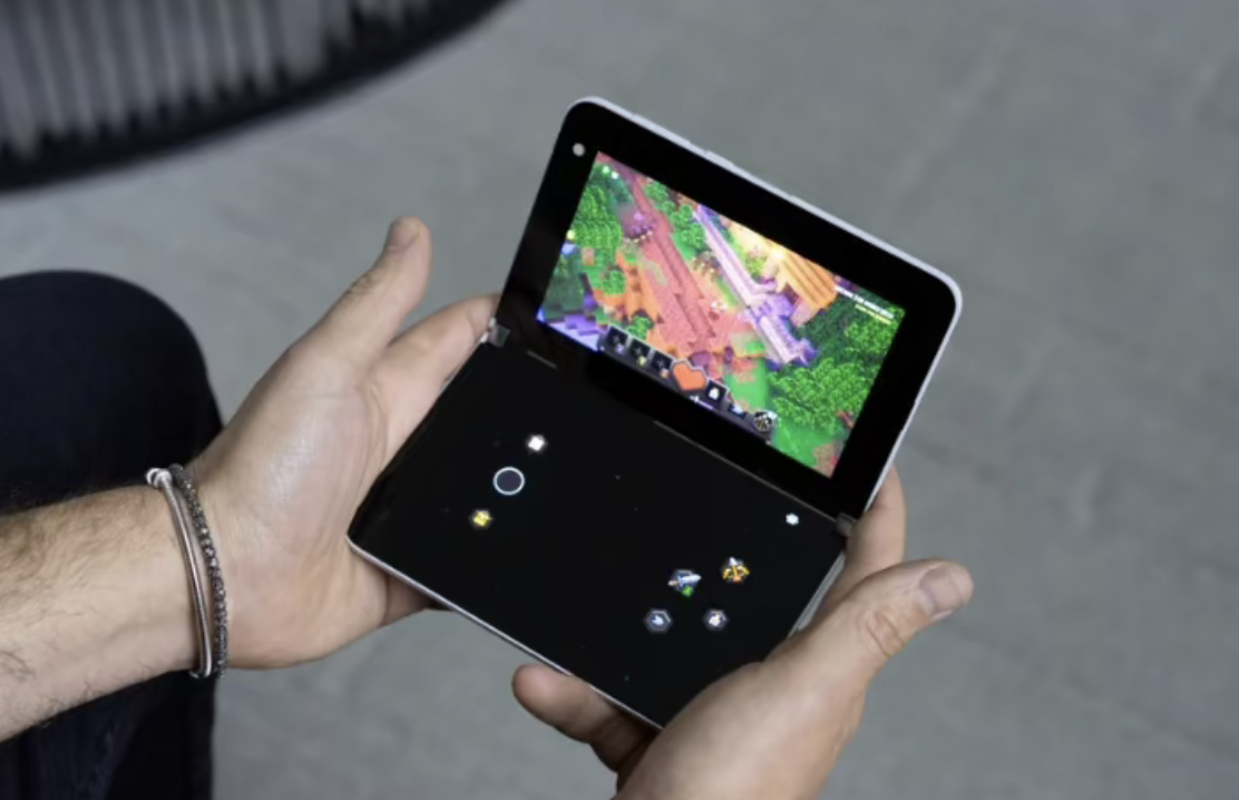 ▲ 很多用户将微软 Surface Duo 视为一款掌机,不外如今微软有望推出着实的游戏掌机