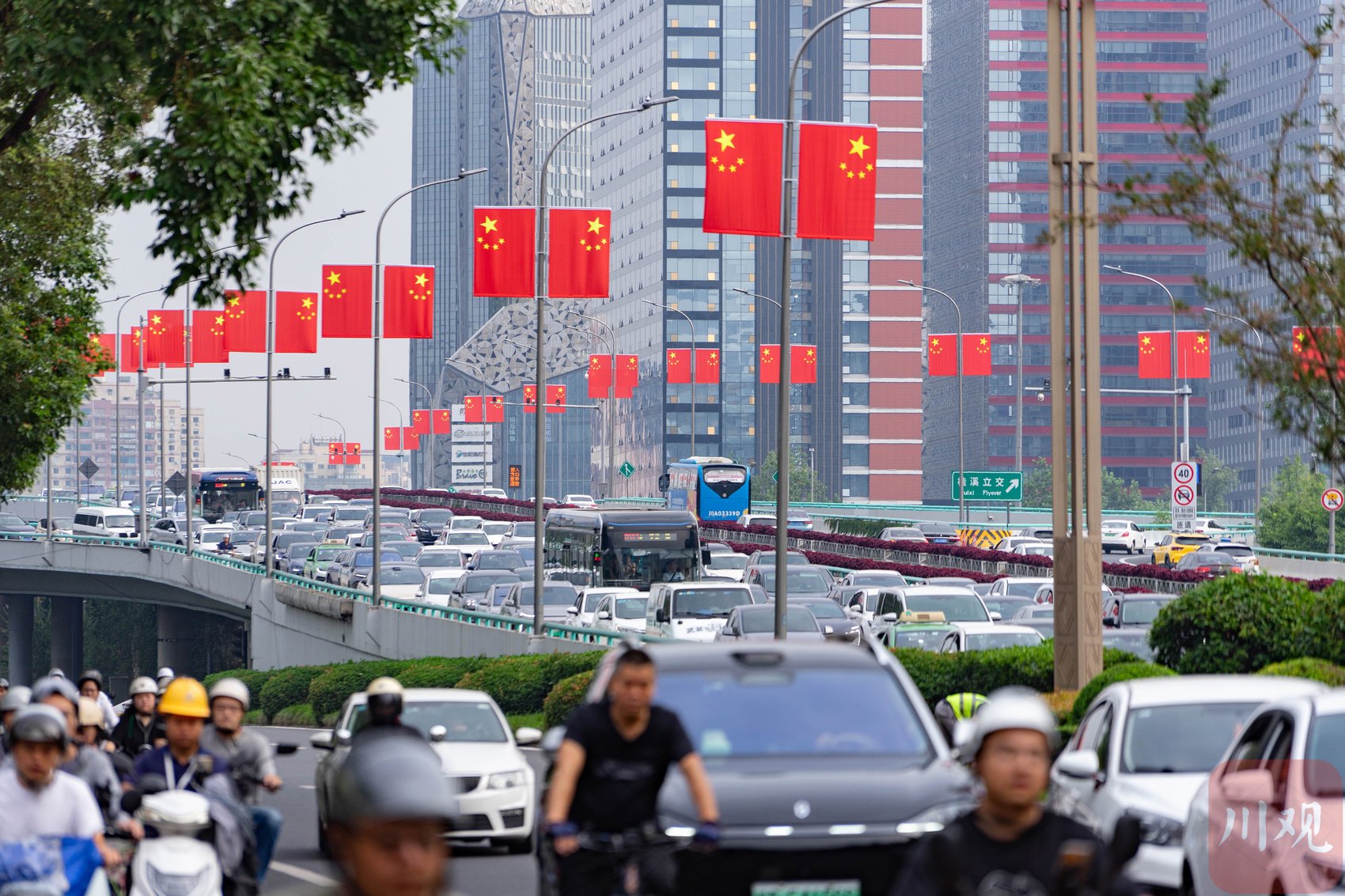 为庆祝新中国成立75周年,成都市城市管理委员会组织开展国庆节城市