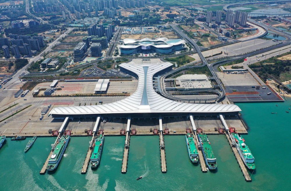 海口市新海港码头,客滚船等待装船过海.新华社记者 郭程 摄