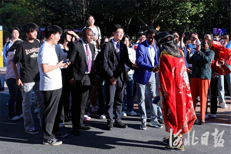 　　肯尼亚代表团及联合国人口基金驻华代表处一行观看燕京理工学院学生社团风采展示。通讯员薛金艺摄