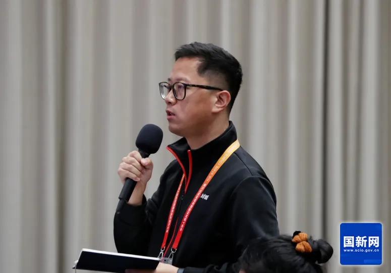 封面新闻记者发问(徐想 摄)