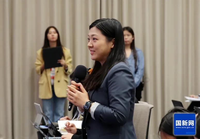 中央播送电视总台央视记者发问(赵一帆 摄)