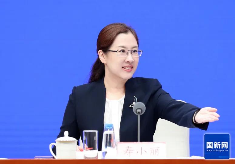 寿小丽邀请记者发问(栾舟师 摄)