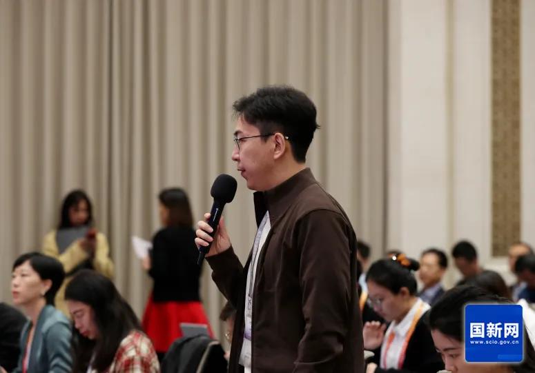 经济日报记者发问(徐想 摄)