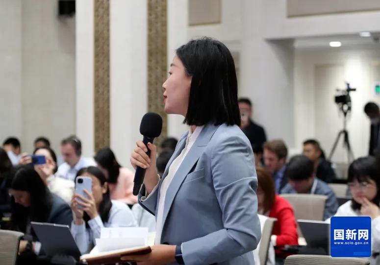 中国证券报记者发问(赵一帆 摄)