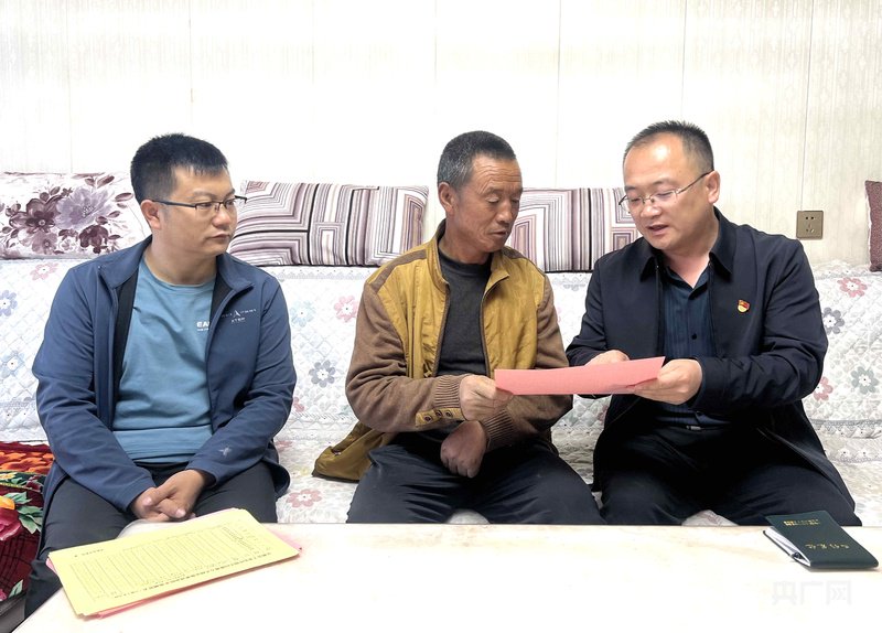 结对干部与关爱对象及家人亲切交谈(央广网发&nbsp;民勤县民政局供图)