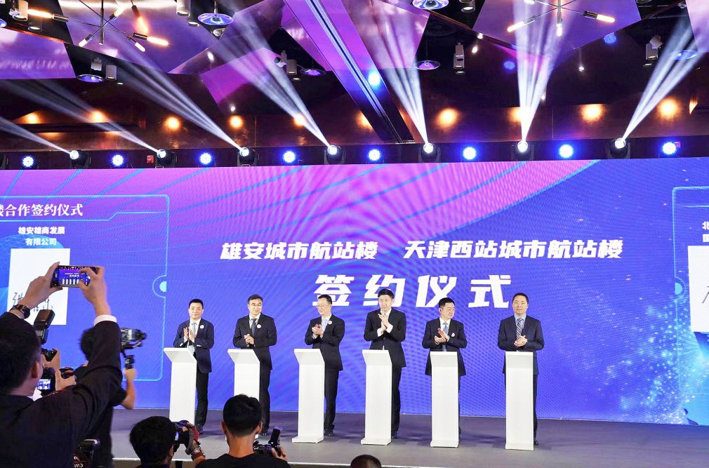 多家签署协议,共同推进航站楼建设。记者 程功/摄