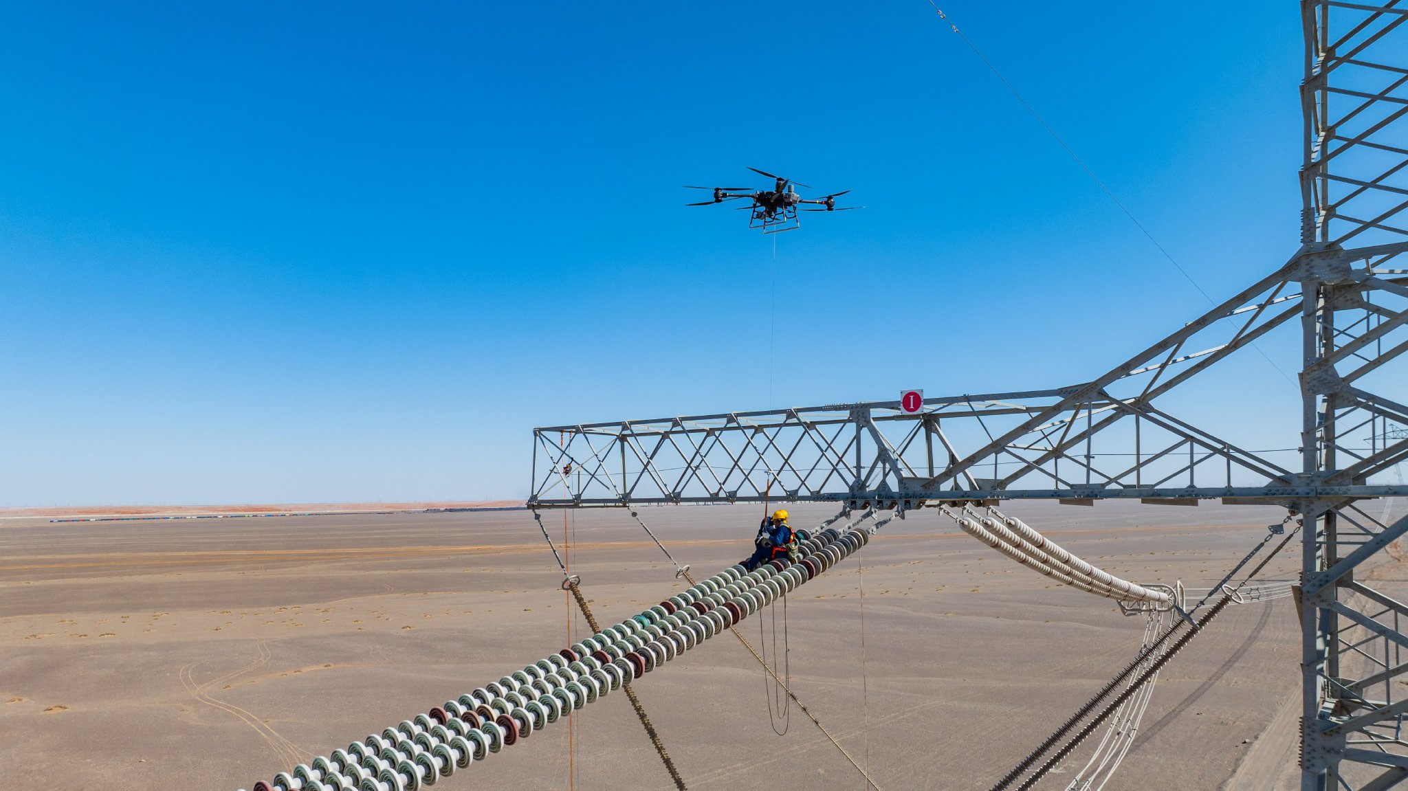 "小飞人 无人机"齐上阵 确保疆电外送大动脉"健康"运行