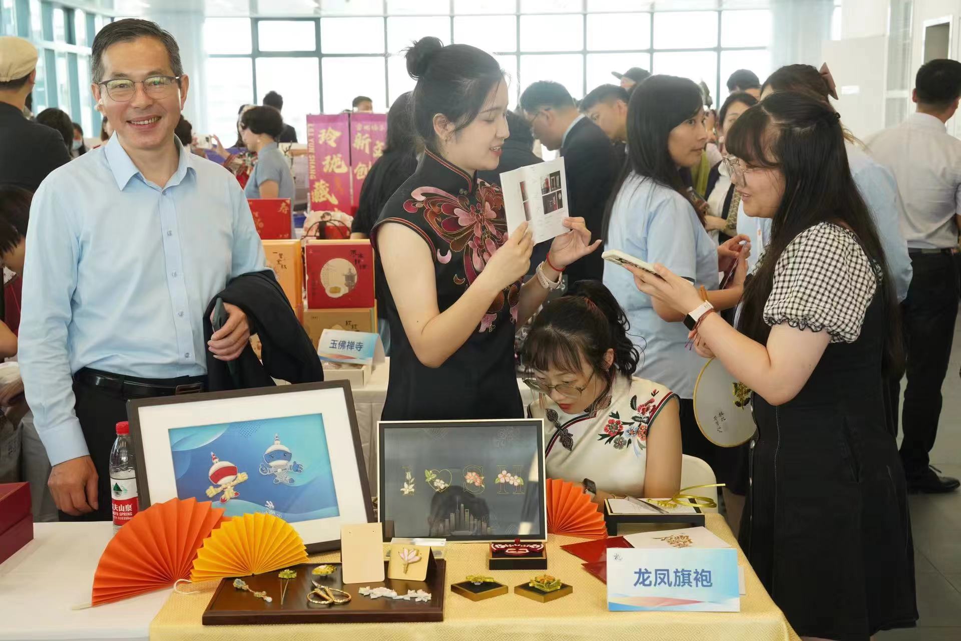 上海伴手礼现场展示。劳动报记者贡俊祺 摄影