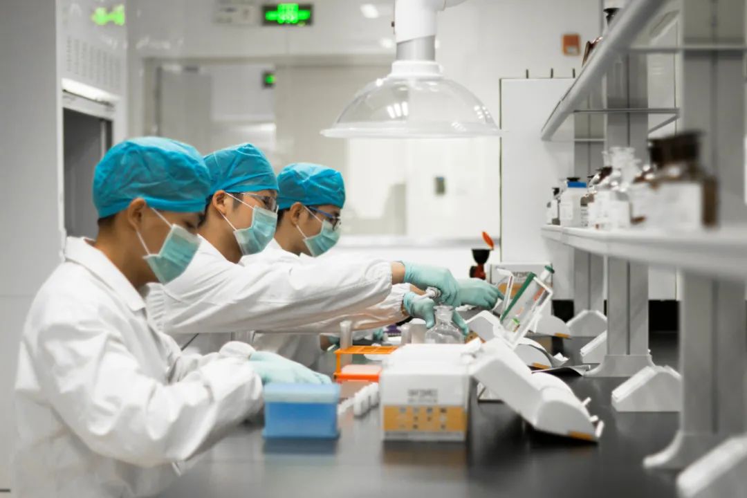 科研人员在圣农集团技术中心实验室里做实验（资料照片）。