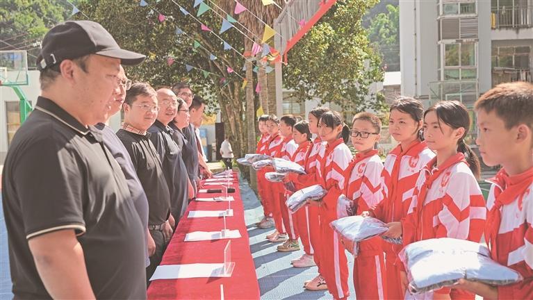 田坝小学捐赠仪式现场. 贵州日报天眼新闻记者 周梓颜 摄