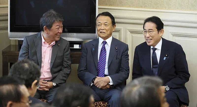 麻生太郎(中)