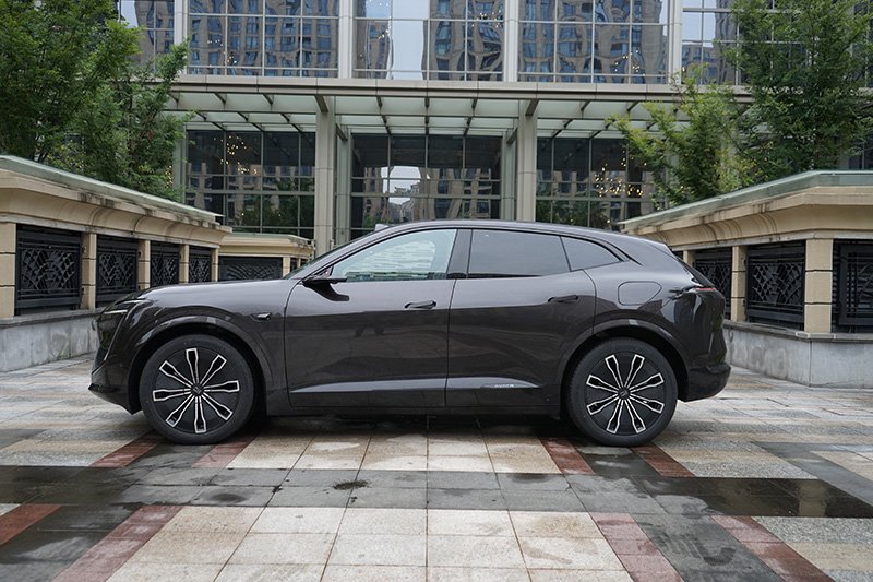 带增程、有华为智舱智驾加持，21.99万元起售的阿维塔07要逆袭