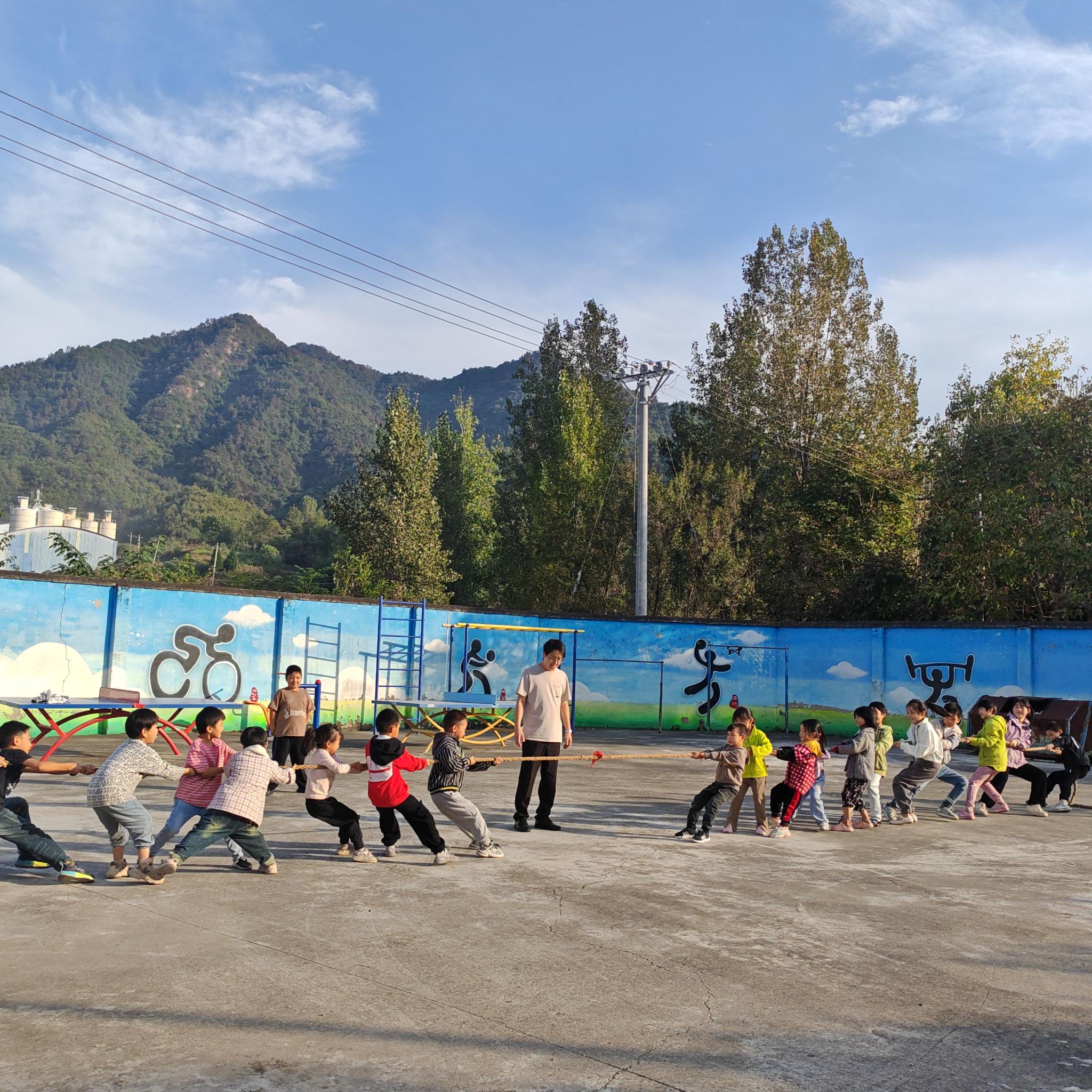 拔河比赛促团结,凝心聚力展风采—— 西峡县米坪镇野牛小学举行拔河