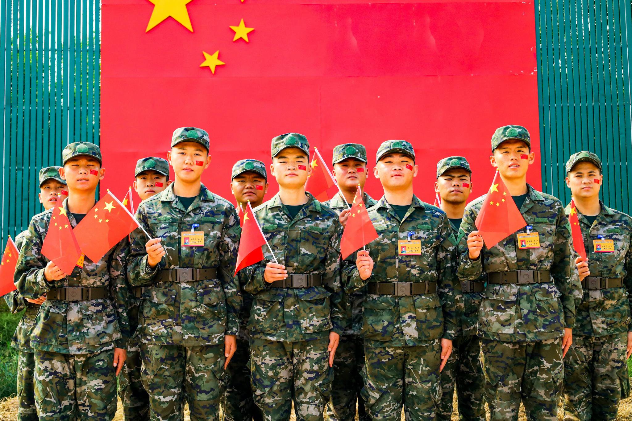 武警新兵开展"我与国旗合个影"活动