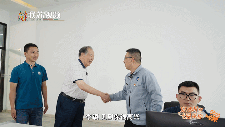 周世忠与李镇见面握手画面