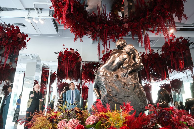 花束内的雕塑作品《吻》.海沙尔摄