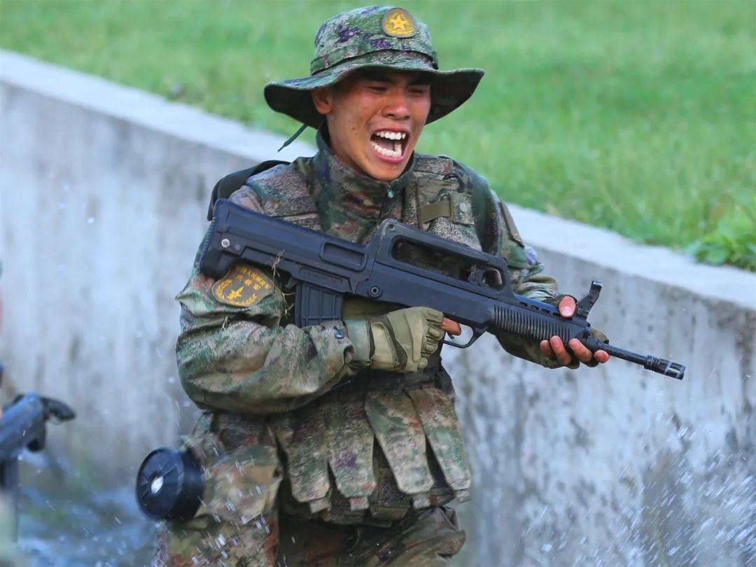 出击警卫尖兵穿行在密林深处