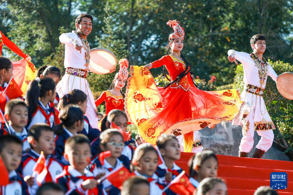 9月29日，在位于乌鲁木齐市水磨沟区的水塔山公园，辖区居民载歌载舞迎接国庆。新华社记者 王菲 摄