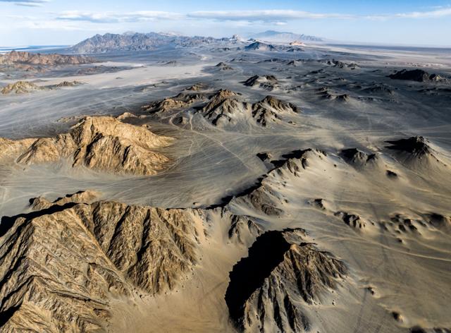 位于青海省海西州茫崖市冷湖镇的黑独山,犹如一幅壮美的水墨画.