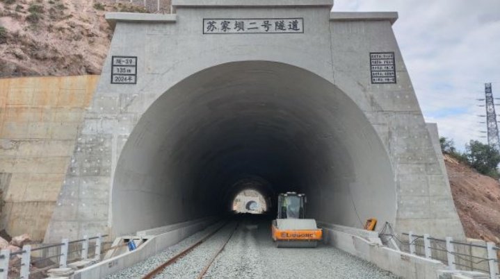 盘兴铁路金州隧道衬砌施工完成