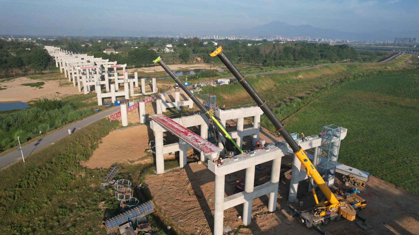 皖水河特大桥首片预制箱梁顺利架设完成