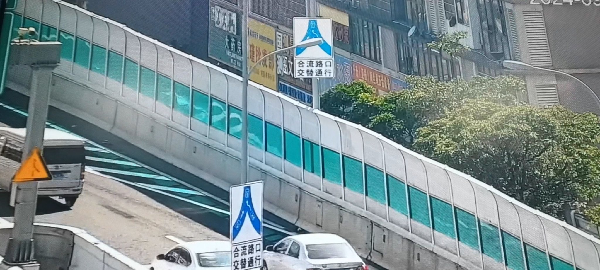 合流路口设立的提示标志.记者 王燕珍 摄