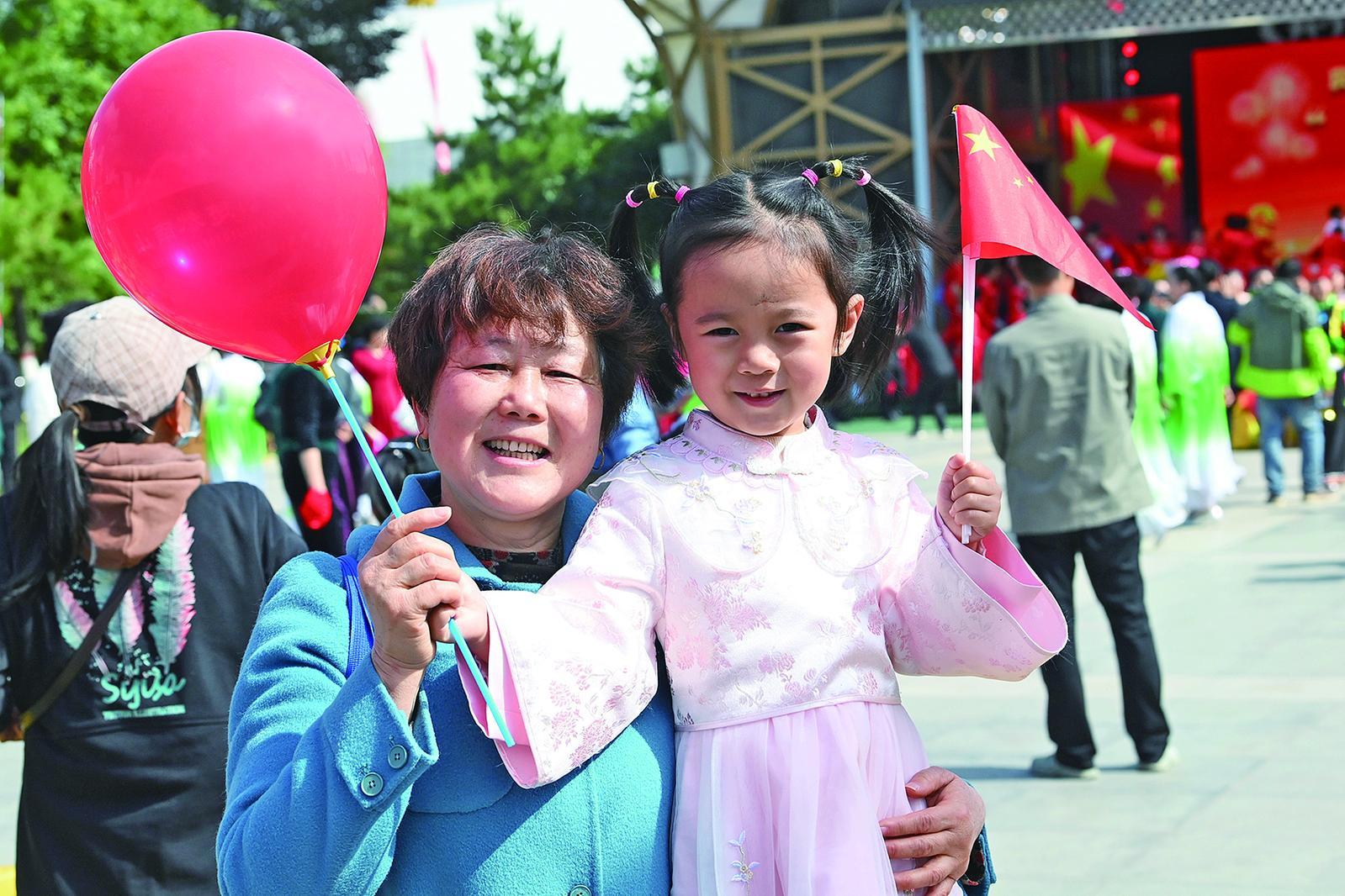 西宁市民在中心广场感受浓厚的节日氛围。本报记者 祁国彪 摄