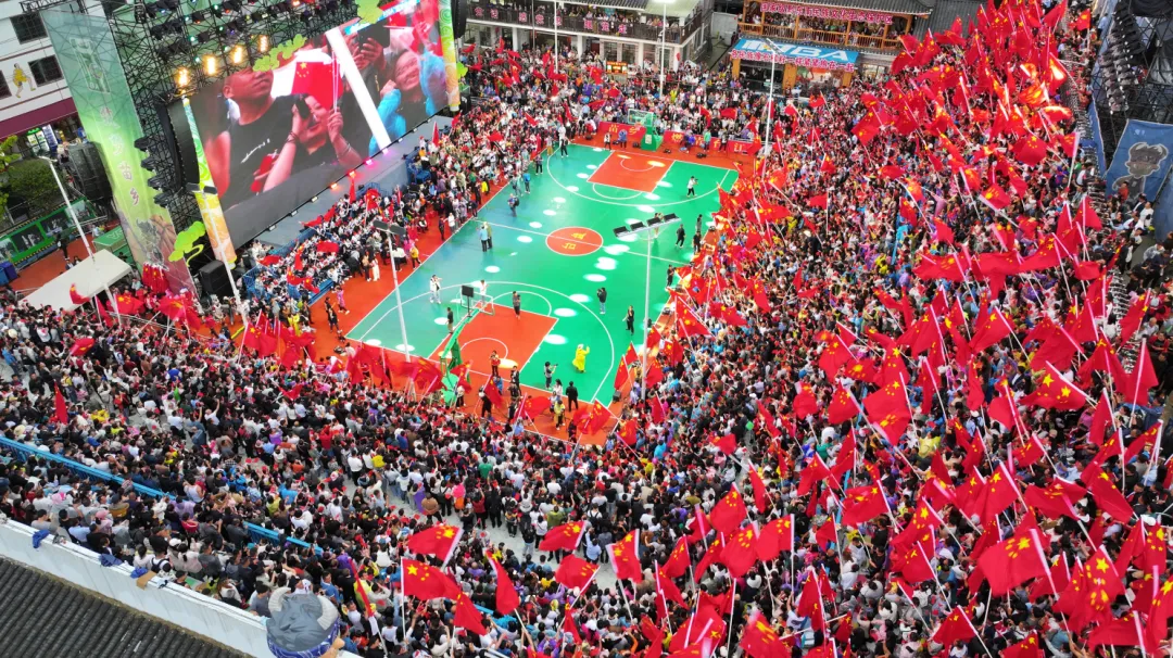 　　▲全国民族团结“村BA”篮球邀请赛现场氛围热烈。　台江县融媒体中心供图
