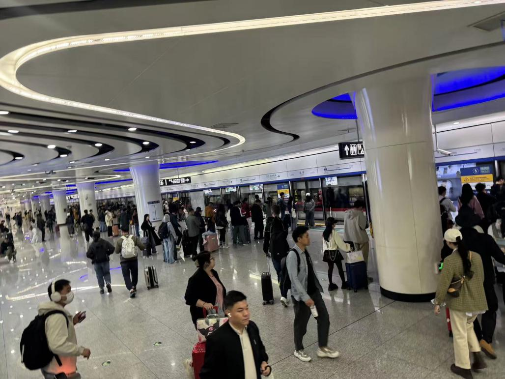 在北京草桥地铁站,旅客排队乘车前往大兴机场 王舒嫄/摄