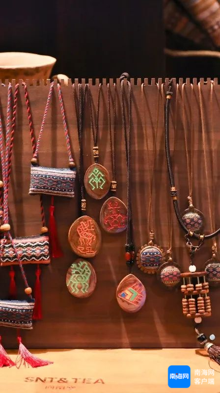 黎锦文创产品.东方融媒供图